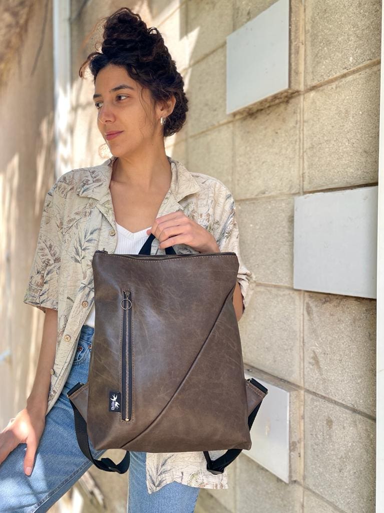 תיק רעות חום דמוי עור