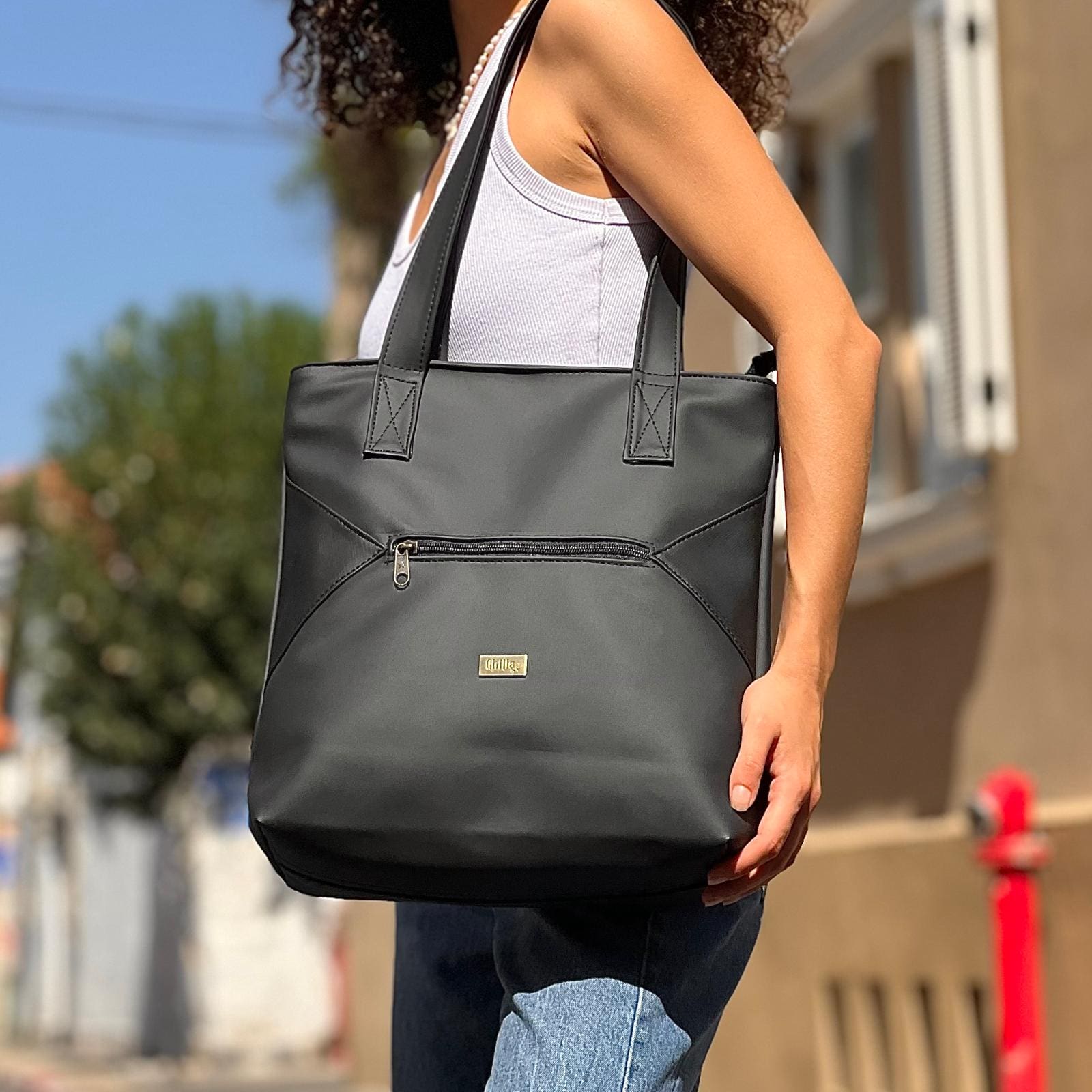 תיק צד Tommy שחור דמוי עור