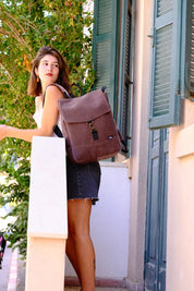 תיק גב סטודנטס בינוני חום דמוי זמש