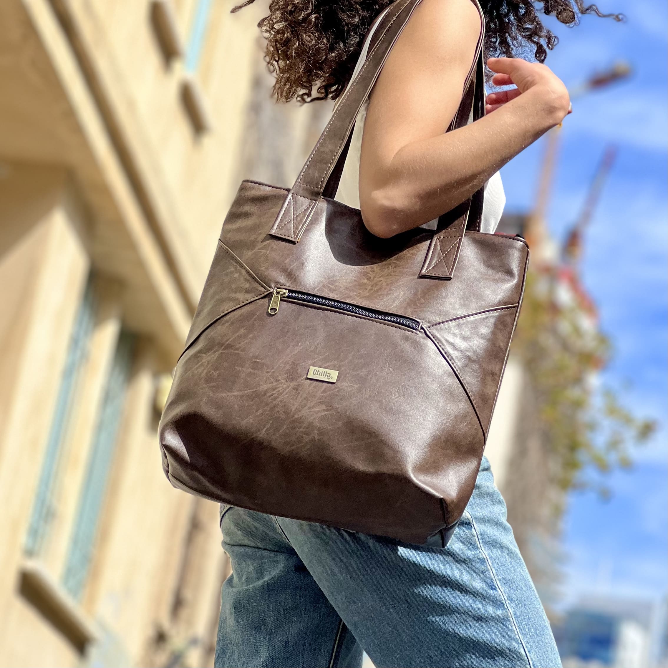 תיק צד Tommy גדול חום דמוי עור