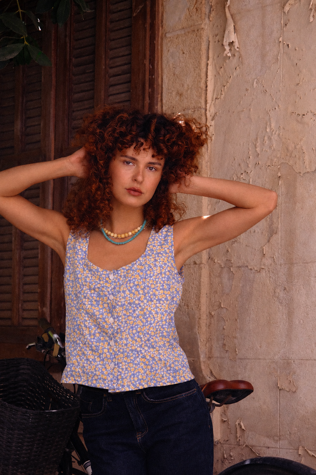 גופייה מכופתרת ׳אביב׳ פרחונית כחול צהוב