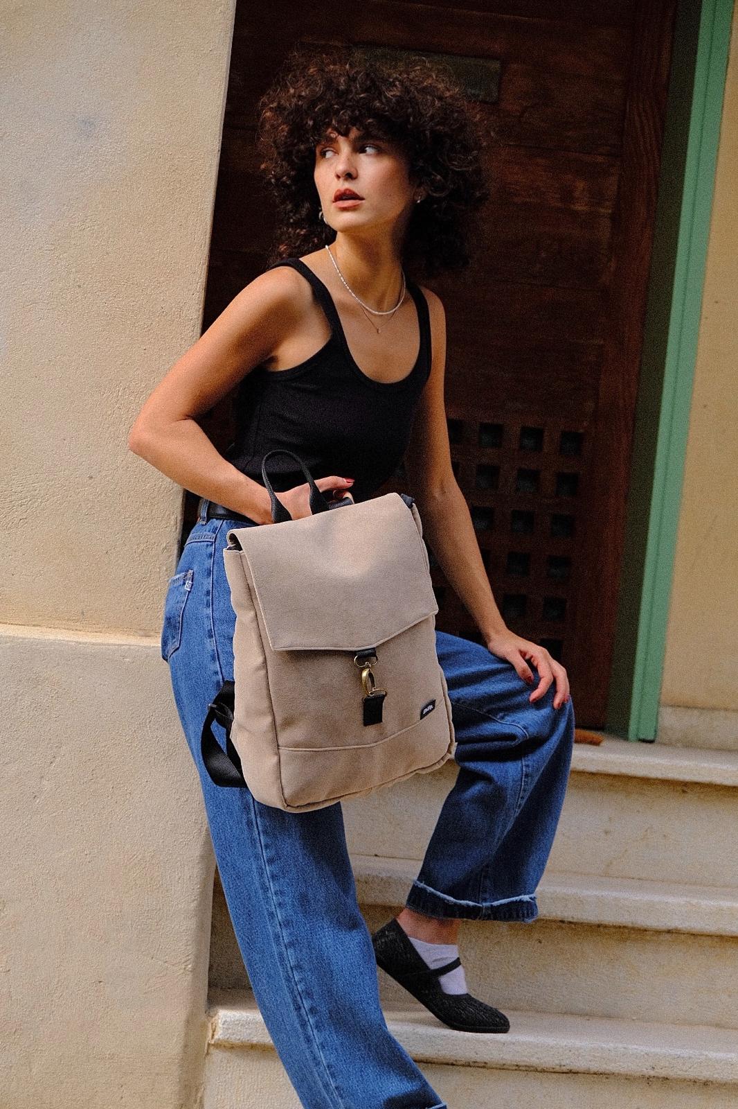 תיק גב סטודנטס בינוני שמנת דמוי זמש