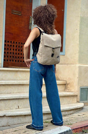 תיק גב סטודנטס בינוני שמנת דמוי זמש