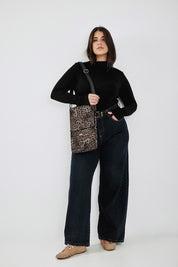 קייס ללפטופ מנומר-אפור עם רצועה נשלפת