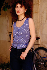 גופייה מכופתרת ׳אביב׳ טורקיז עם נקודות לבנות