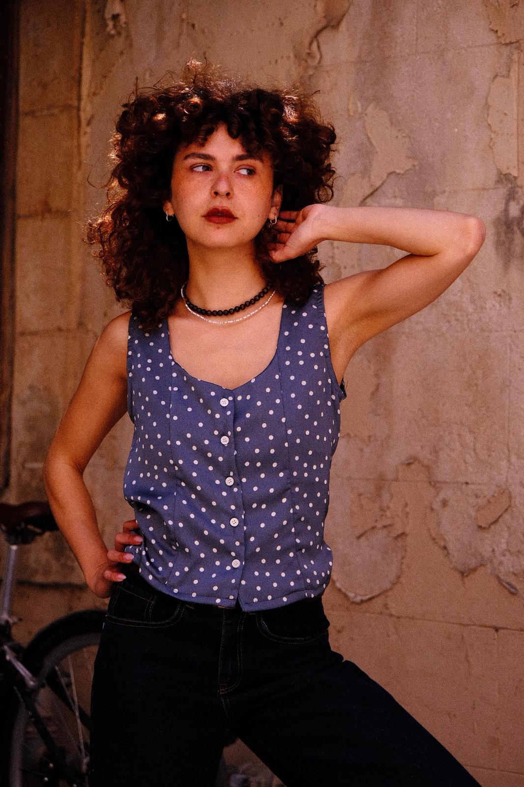 גופייה מכופתרת ׳אביב׳ טורקיז עם נקודות לבנות