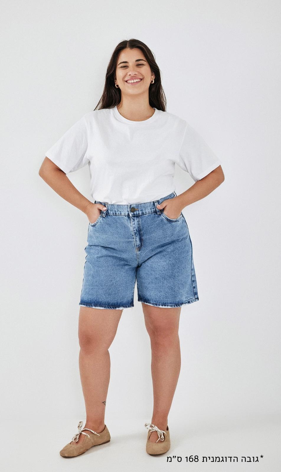 ג'ינס קצר בהיר