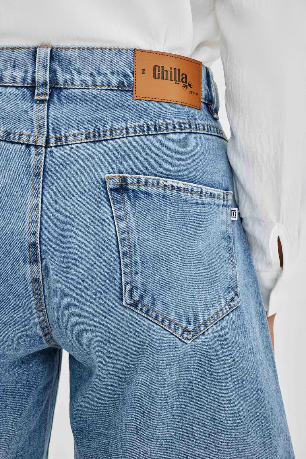 ג'ינס קצר בהיר