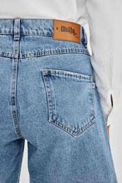 ג'ינס קצר בהיר