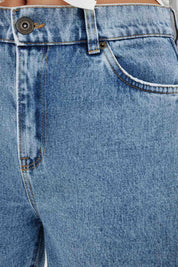 ג'ינס קצר בהיר