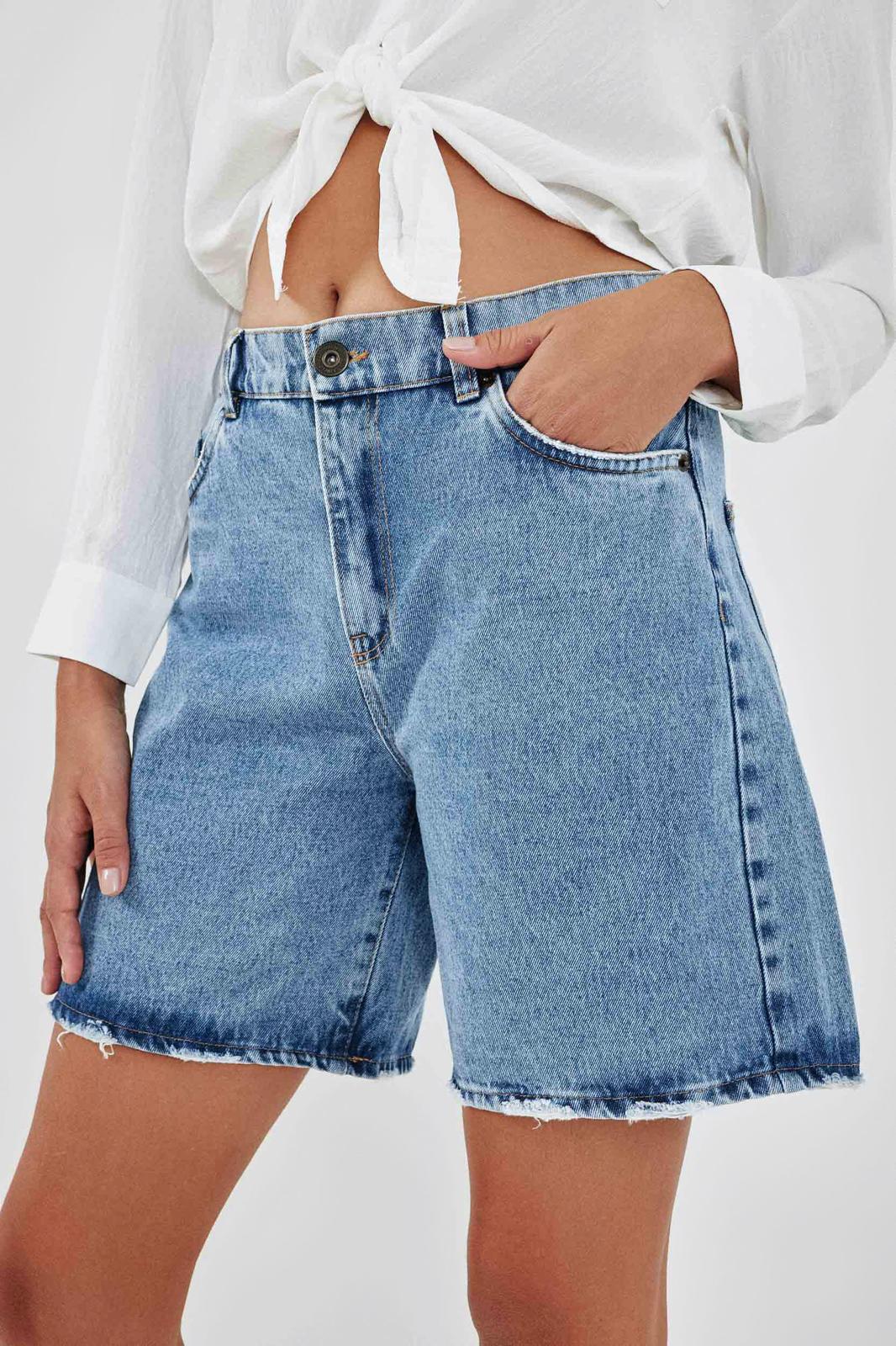 ג'ינס קצר בהיר