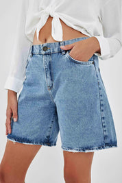 ג'ינס קצר בהיר