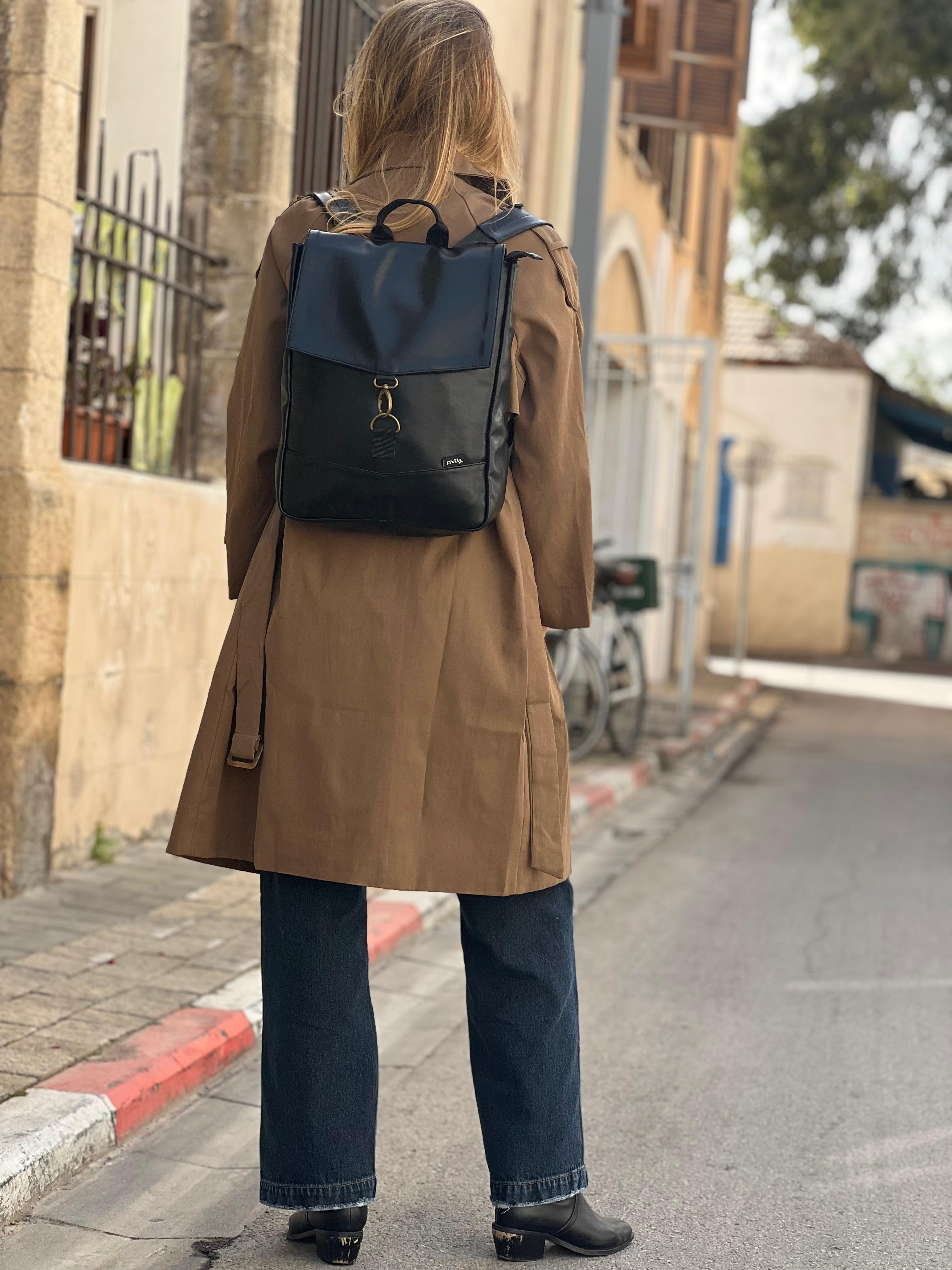 תיק גב סטודנטס בינוני שחור מבריק