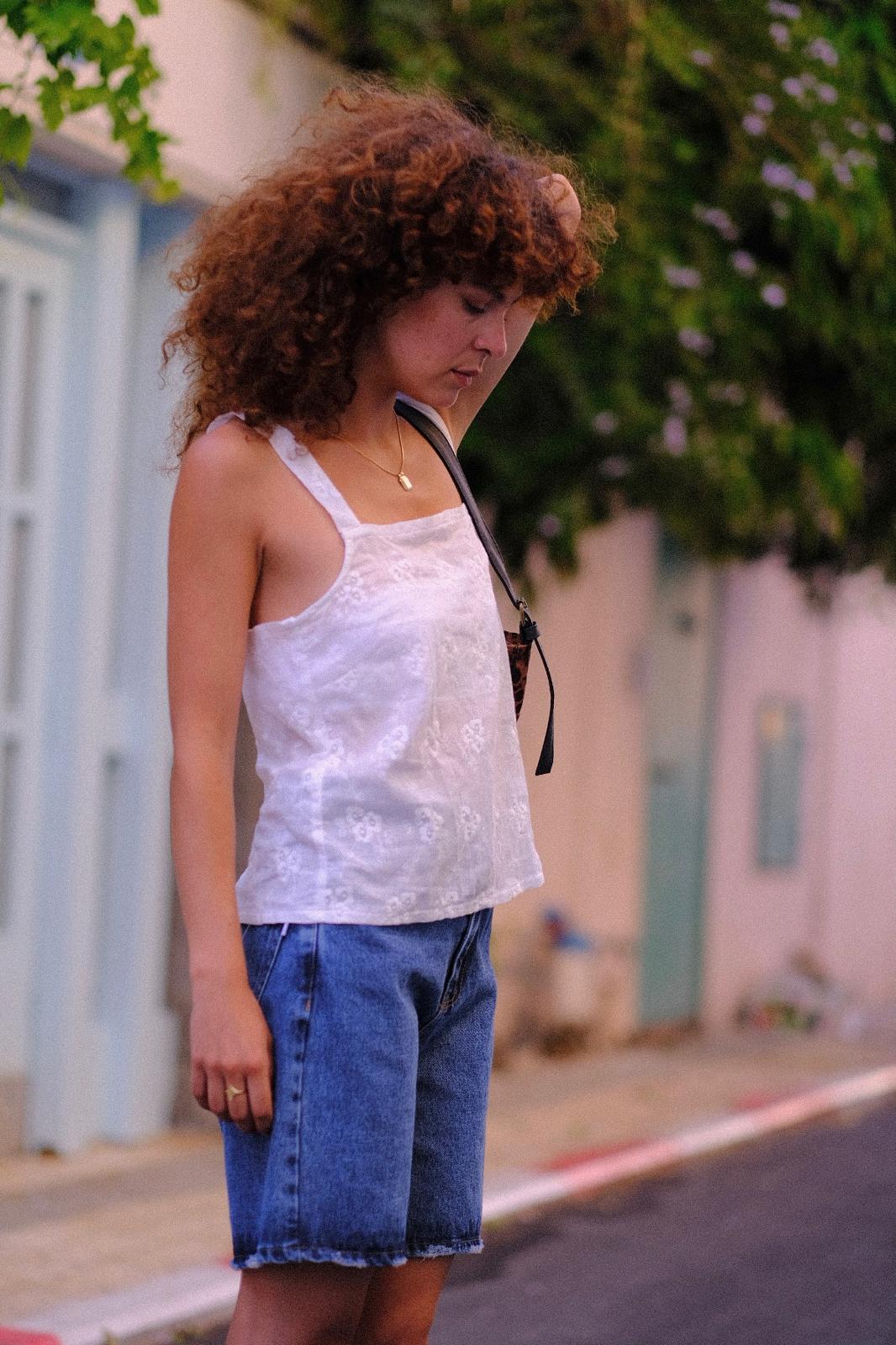 גופיית ‘Mila’ פרחונית לבנה שקפקפה